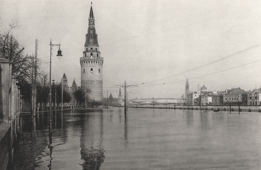 Наводнение возле Кремля