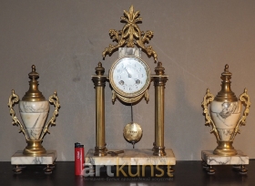 Антикварные французские каминные часы