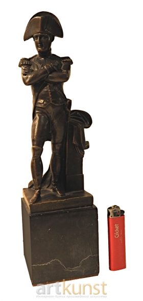 Бронзовая фигура Наполеона на мраморном постаменте